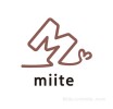 「miite」（みーて）のロゴが決まりました！
ロゴのイメージは、クリエイターとクリエイターがつながる★
クリエイターと探しているユーザーがつながる★
まごころ♡で結ばれていく
色の茶色には、ものづくりの素材の木、革など自然なイメージ。
また、このアプリが、クリエイターの居場所になるようなカフェのイメージが込められています。
どうぞ、「miite」をよろしくお願いいたします。